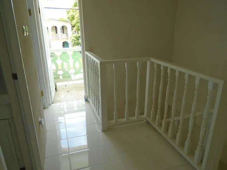 アパート Simply Beautiful Two Storey Home/Apt Awaits You セントジェームス