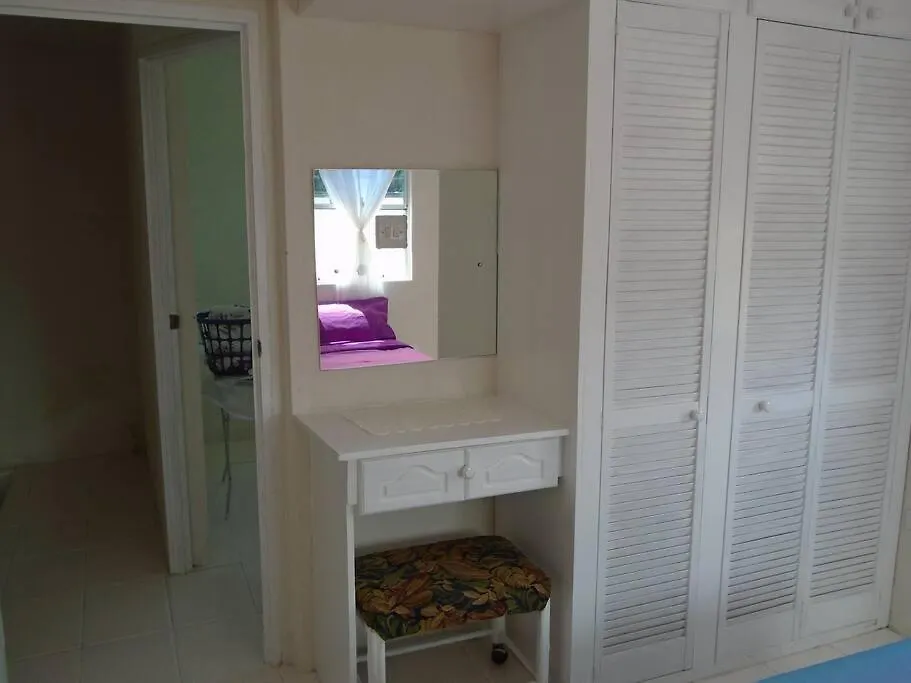 Simply Beautiful Two Storey Home/Apt Awaits You Saint James Appartement
