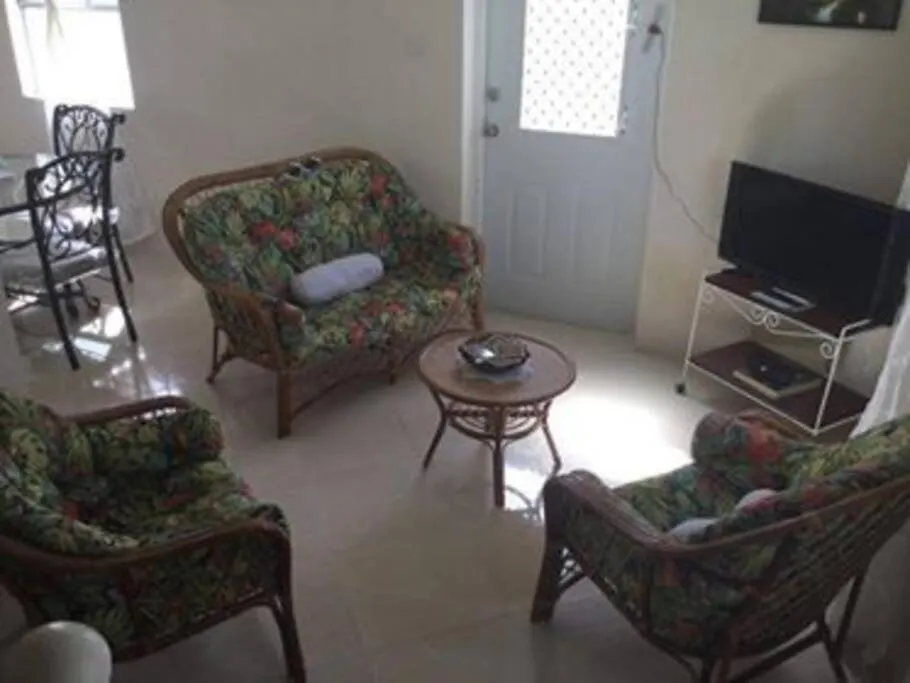 Simply Beautiful Two Storey Home/Apt Awaits You Saint James